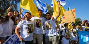 Célébrations pour l'arrivée des derniers otages vivants en Israël.