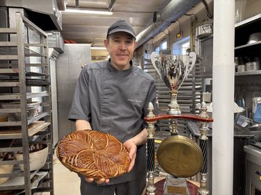 Patrick Dumont tenant sa galette des rois en main.