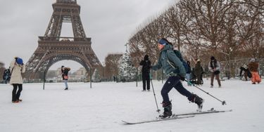 La tour Eiffel sous la neige