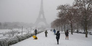 La tour Eiffel sous la neige.