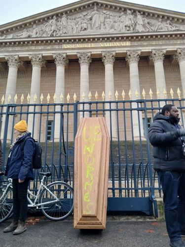 EN DIRECT - Colère agricole : Yaël Braun-Pivet chahutée devant l'Assemblée nationale