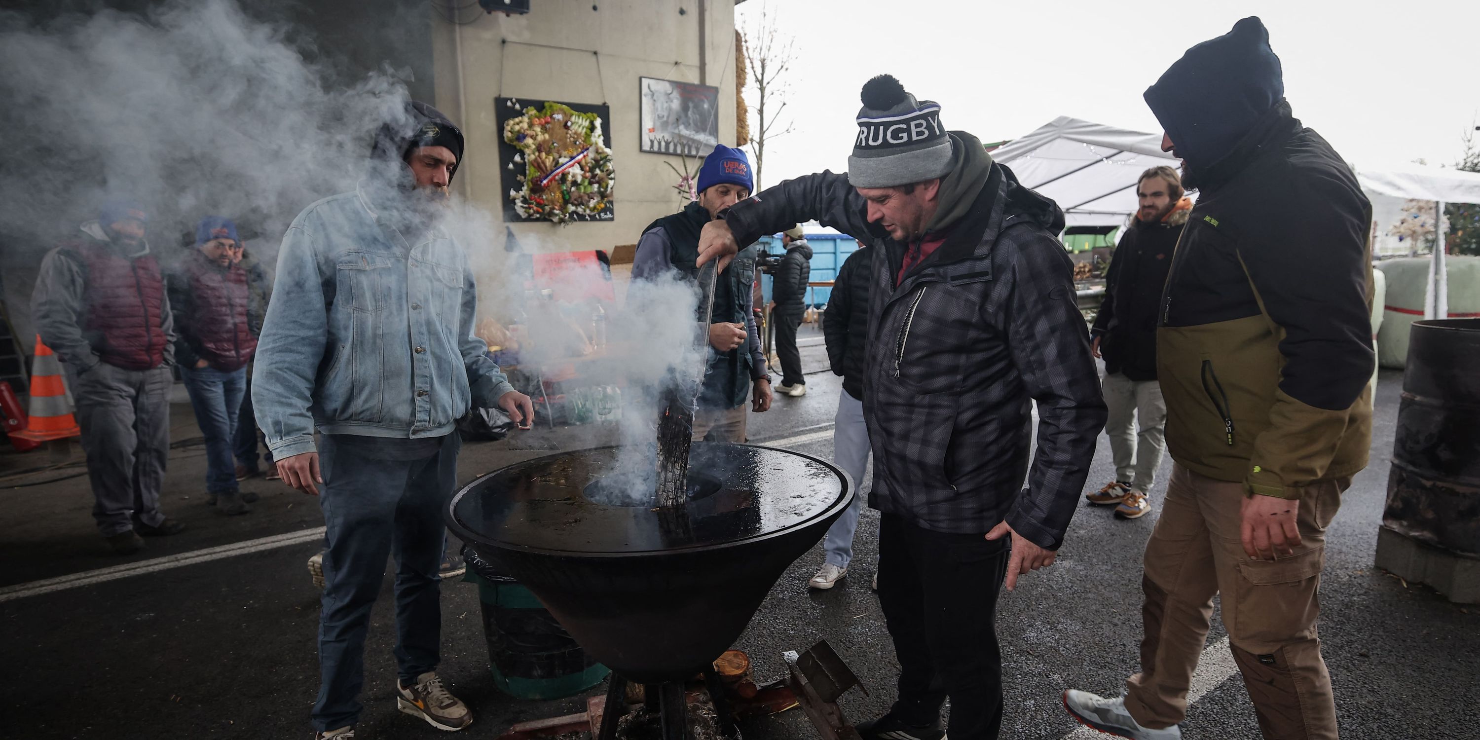 «Trois curés ont déjà proposé de faire la messe de minuit» : les agriculteurs de l&rsquo;A64 ont bien l&rsquo;intention de passer Noël sur le barrage