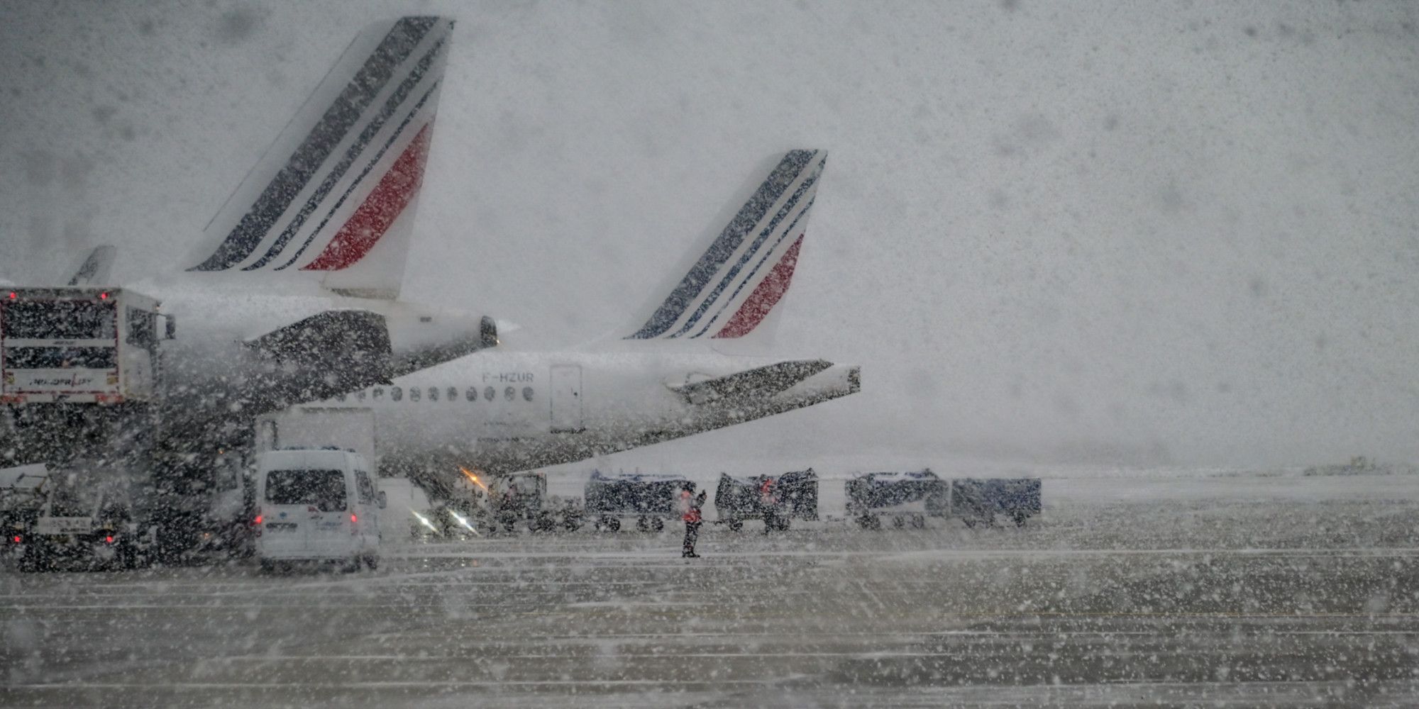 EN DIRECT - Neige-verglas : environ 140 vols annulés dans les aéroports parisiens, la N118 fermée