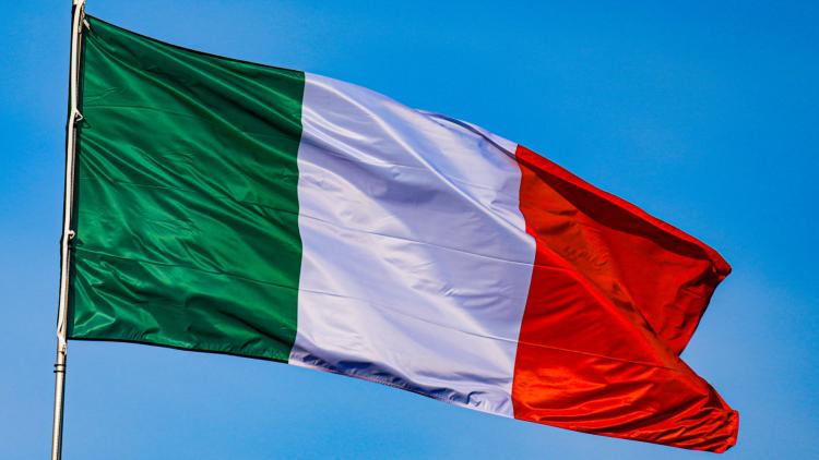 Italie : une voiture avec neuf jeunes finit dans un canal, faisant trois morts
