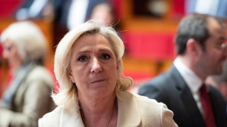 Abaya à l’école : Marine Le Pen accuse Jean-Luc Mélenchon d’être un «sous-traitant de l’idéologie islamiste»