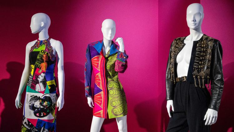 «Armani habillait l'épouse et Versace habillait la maîtresse» : la rétrospective du couturier italien Gianni Versace au musée Maillol