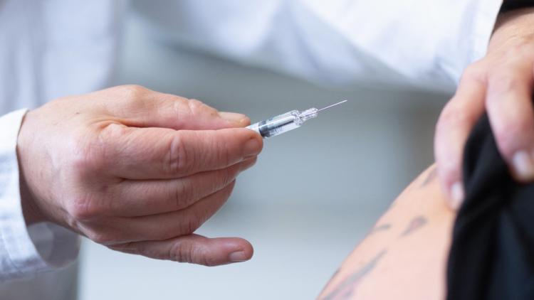 Grippe : les soignants bientôt obligés de se vacciner annuellement pour protéger les plus âgés ?