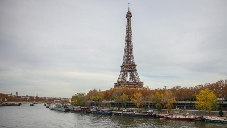 Des ossements humains découverts dans la Seine près de la tour Eiffel déclenchent une enquête