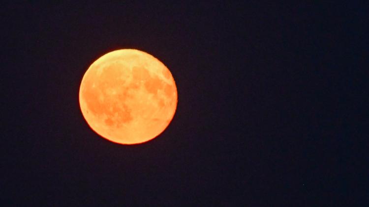 Une Lune teintée de rouge en tout début de matinée : ce qu'il faut savoir sur l'éclipse lunaire partielle