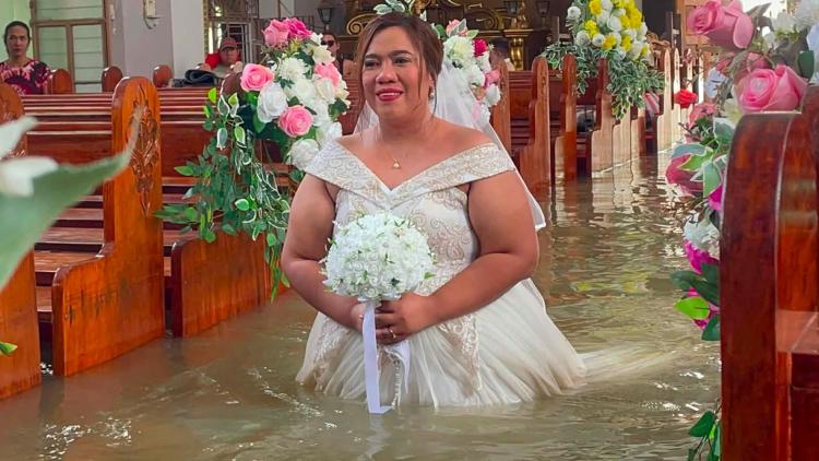 VIDÉO - Philippines : un couple se marie dans une église totalement inondée