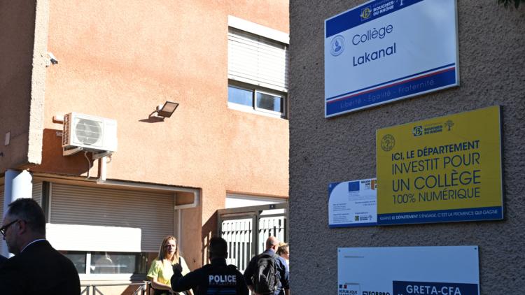 «Ils ont accompagné nos enfants» : après les tirs dans un collège à Aubagne, les parents et élèves solidaires du corps éducatif